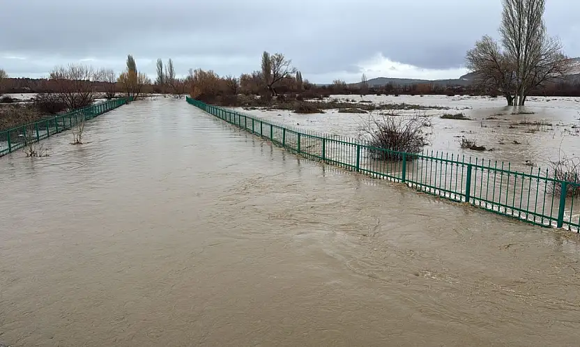 Konya'da baraj taştı! Araziler gölü andırdı