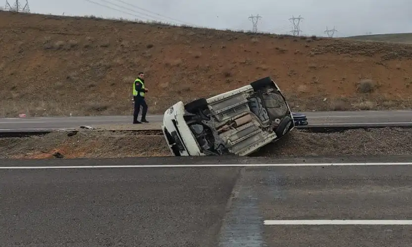 Konya'da bariyerlere çarpan otomobil devrildi: Aynı aileden 4 kişi yaralı