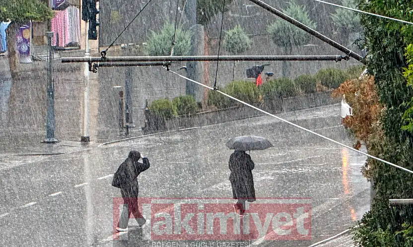 Konya'da beklenen sağanak geldi! Cadde ve sokaklar yağmura teslim oldu