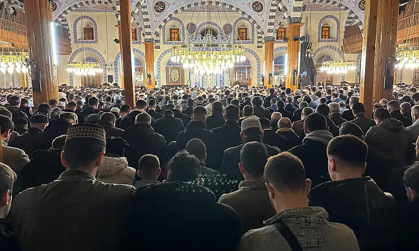 Konya'da Berat Kandili'nin bereketi Kapı Camii'nde paylaşıldı