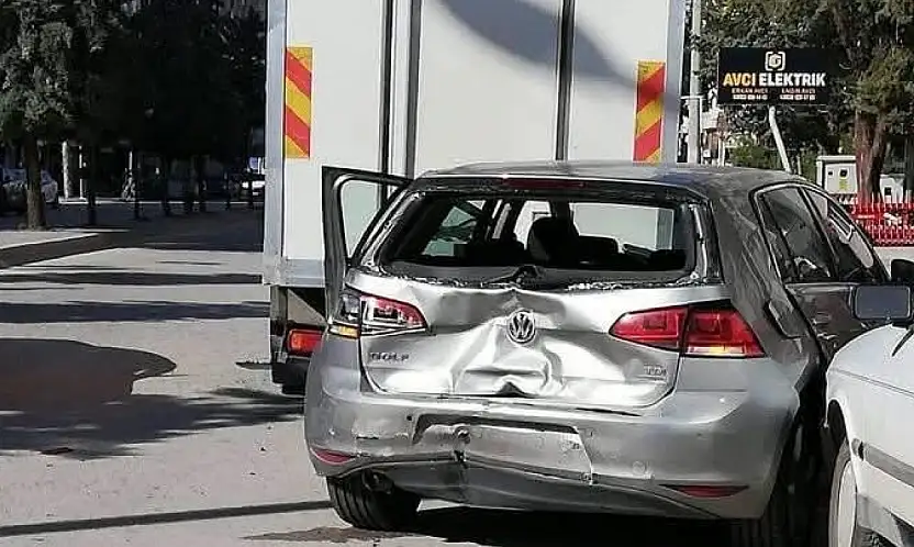 Konya'da bir araç diğerlerini de sürükledi! Zincirleme kazada 3 yaralı