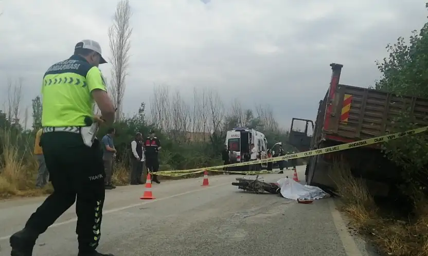Konya'da bir belediyeye ait kamyon kazaya karıştı: 19 yaşındaki sürücü kurtarılamadı
