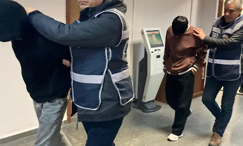 Konya'da çaldıkları motosikleti parçalarken yakalandılar