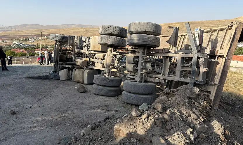 Konya'da çalışma sırasında hafriyat yüklü TIR devrildi! Sürücü hastaneye kaldırıldı