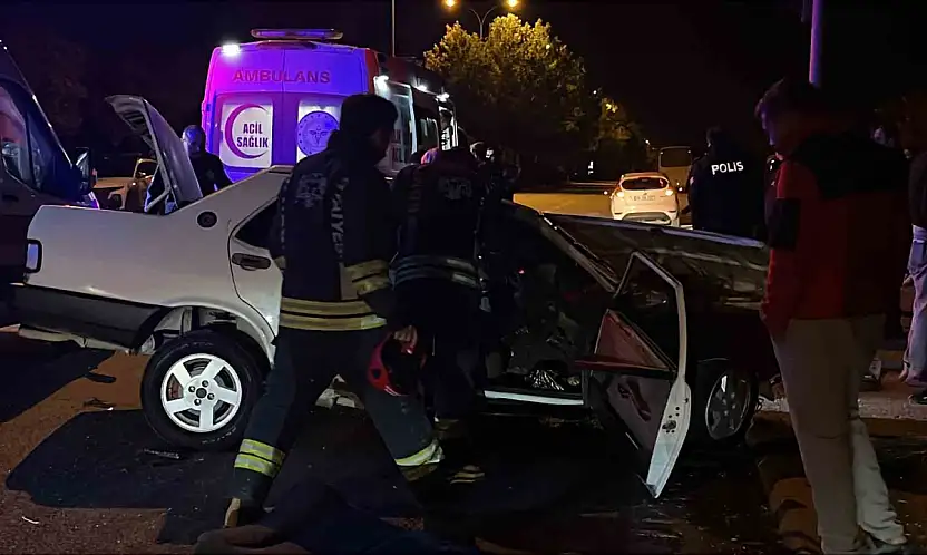 Konya'da can pazarı: 2 otomobil çarpıştı! 5 kişi yaralandı