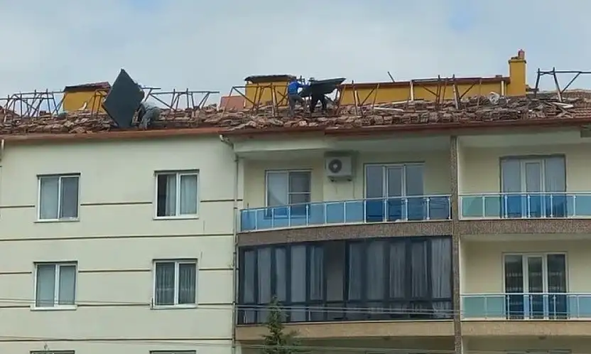 Konya'da çatı çalışması yürekleri ağza getirdi! 4 kat yüksekte böyle çalıştılar