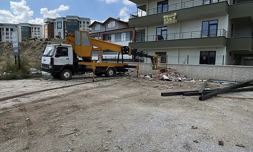 Konya'da çatıya demir çıkarırken feci kaza! İşçi vinçten düştü