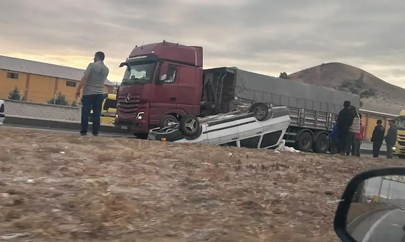 Konya'da çekicinin çarptığı otomobil devrildi: 1 yaralı