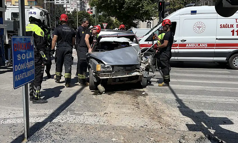 Konya'da dehşet anlar! Önce yayaya ardından direğe çarptı