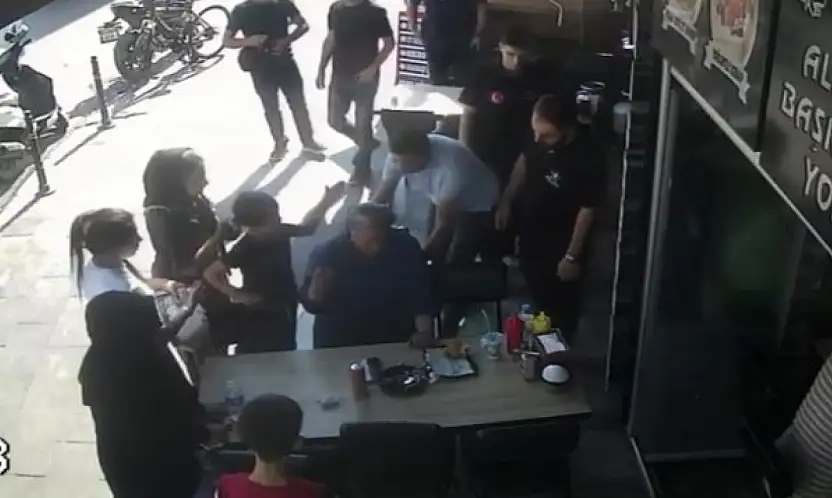 Konya'daki dönercide panik anları! Polis memuru hayatını kurtardı
