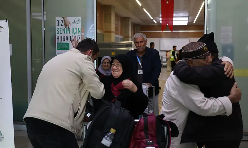 Konya'da duygu dolu kavuşma: 'Vefa Umresi' kafilesi kutsal topraklardan döndü