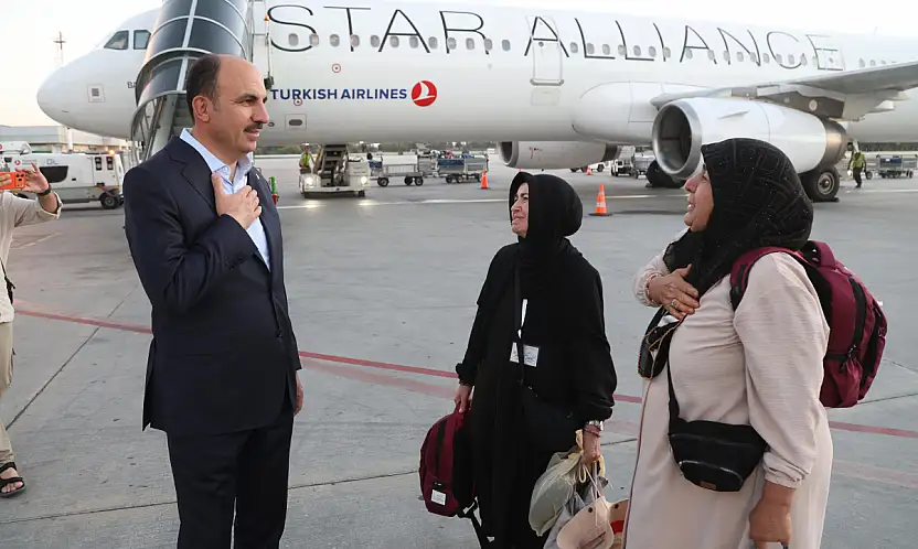 Konya'da duygusal buluşma! Umre için giden ilk kafile geri döndü