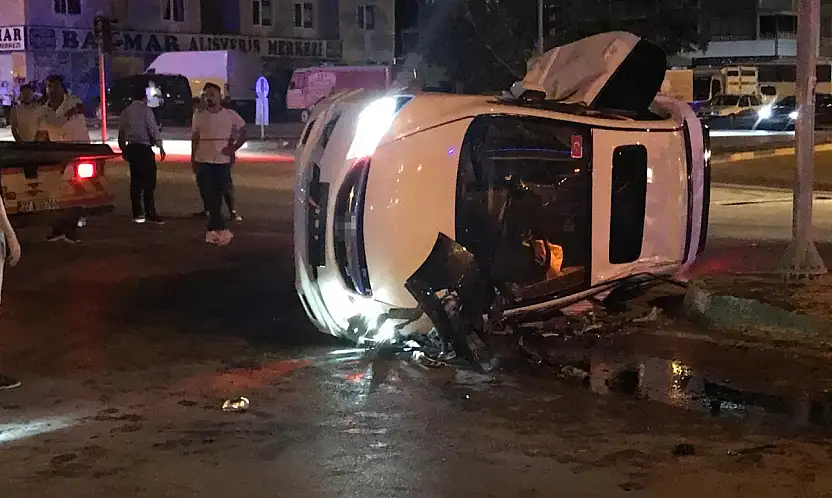Konya'da gece yarısı kavşak faciası: 2 yaralı