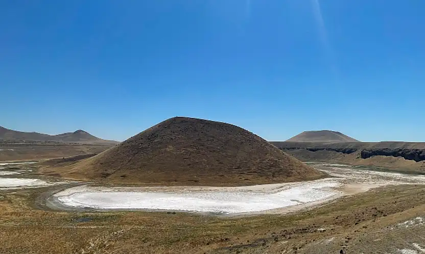 Konya'da görenleri şaşırtan manzara! Meke Gölü bambaşka bir görünüme büründü