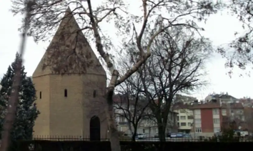 Konya'da hastane bahçesindeki tarihi türbe dikkat çekiyor: Ulaş Baba'nın kim olduğu hala bilinmiyor