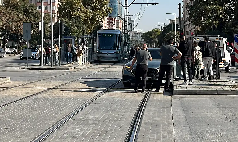 Konya'da ilginç kaza! Kilitlenen otomobil tramvayları durdurdu