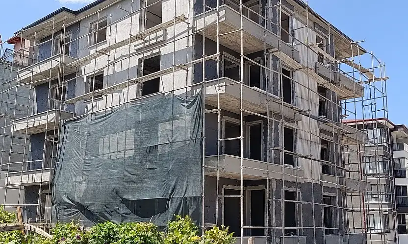 Konya'da inşaatta feci kaza: 3'üncü kattan beton zemine düştü