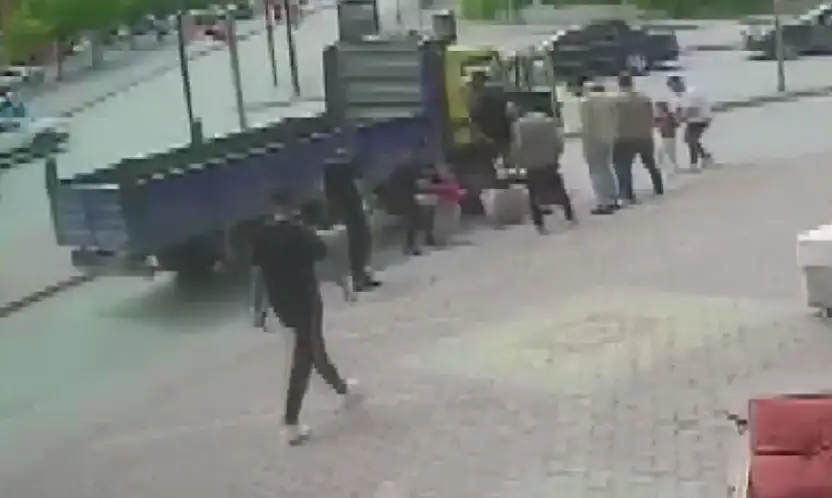 Konya'da kamyonet elektrikli bisiklete çarptı: Facianın yaşandığı olayda çok sayıda yaralı var!