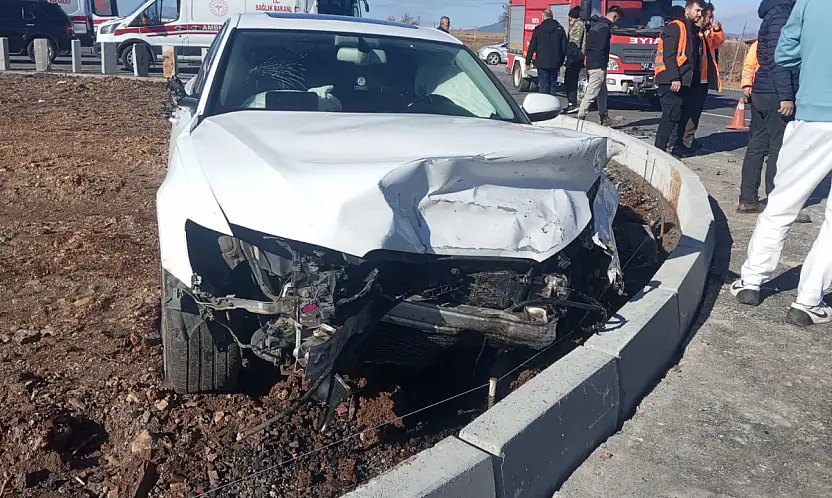 Konya'da kavşak kazası: İki otomobil çarpıştı, sürücüler yaralı