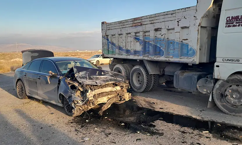 Konya'da kaza! Kamyon ile otomobil çarpıştı