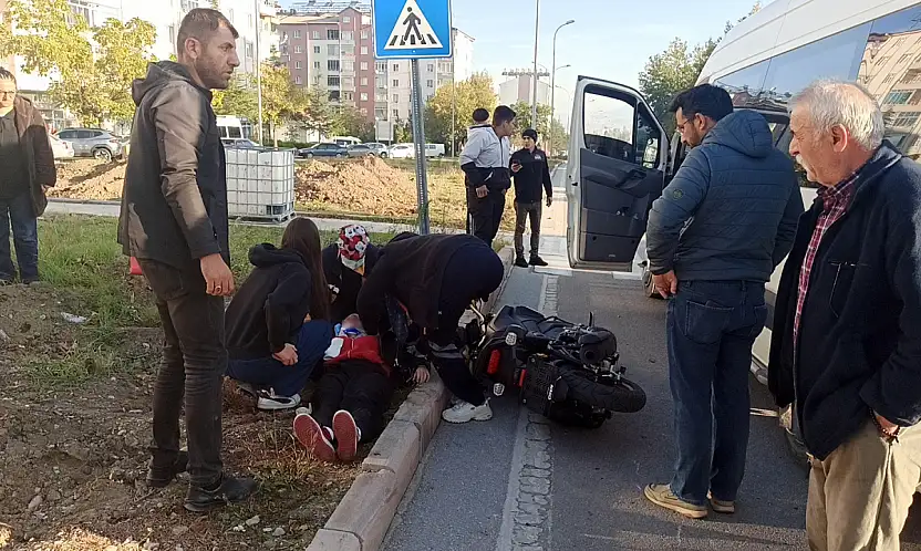 Konya'da kaza!  Minibüs ile motosiklet çarpıştı