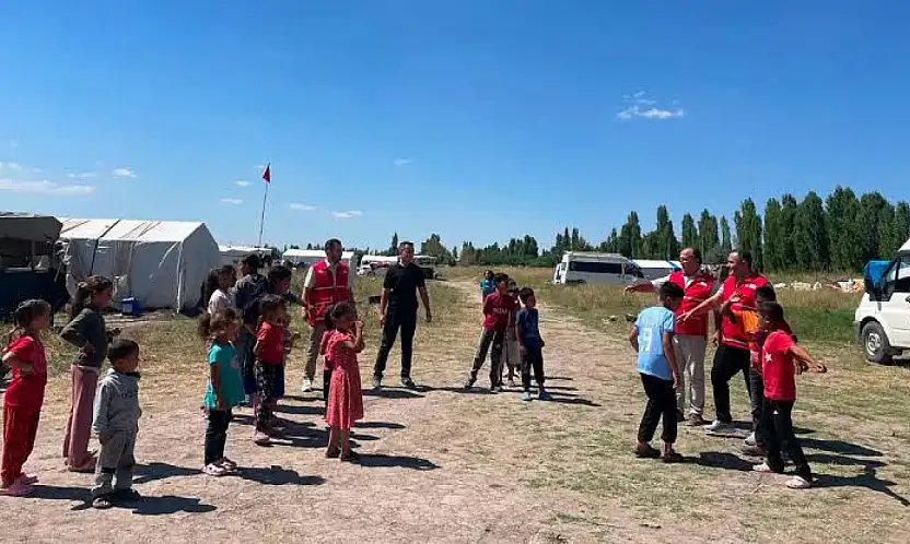 Konya'da Kızılay'dan tarım işçilerine anlamlı dokunuş: Çadırlarda neşeli anlar!