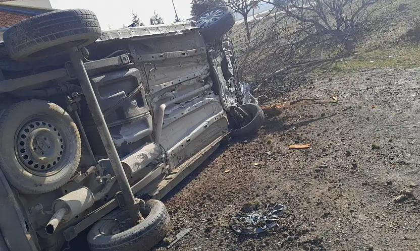 Konya'da kontrolden çıkan kamyonet devrildi