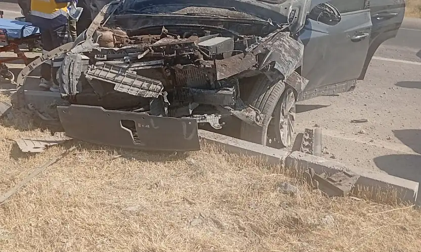 Konya'da kontrolden çıkan otomobil refüje çarptı: 4 yaralı