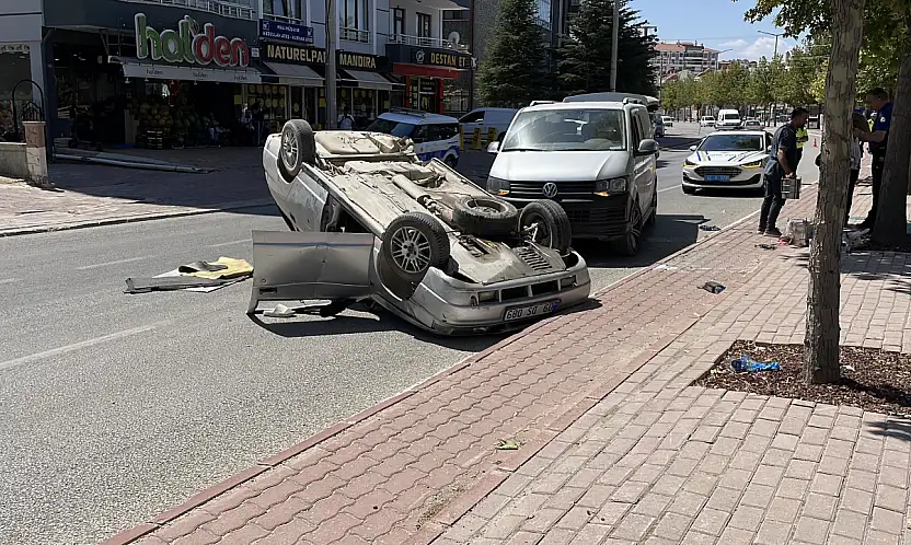Konya'da kontrolden çıkan otomobil kaldırıma çarpıp takla attı