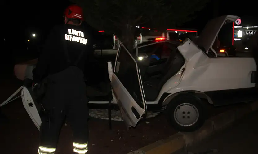 Konya'da kontrolden çıkan otomobil ağaca ok gibi saplandı