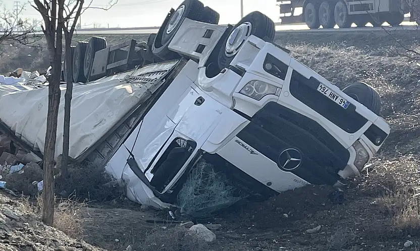 Konya'da kontrolden çıkan TIR şarampole devrildi: 2 yaralı