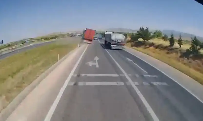 Konya'da kontrolden çıkan tır karşı şeride geçti: 1 ölü, 10 yaralı