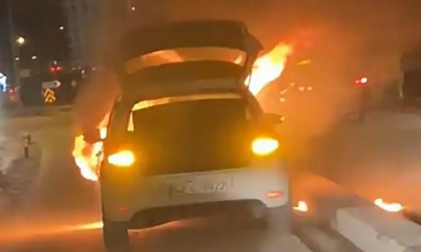 Konya'da korku dolu anlar: Seyir halindeki otomobil alev aldı