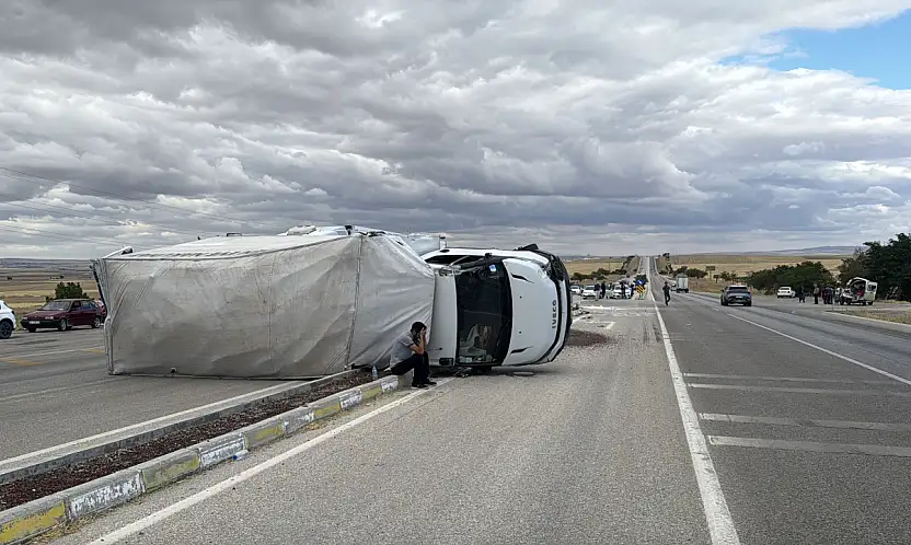 Konya'da korkutan kaza: Ev eşyası yüklü kamyonet devrildi