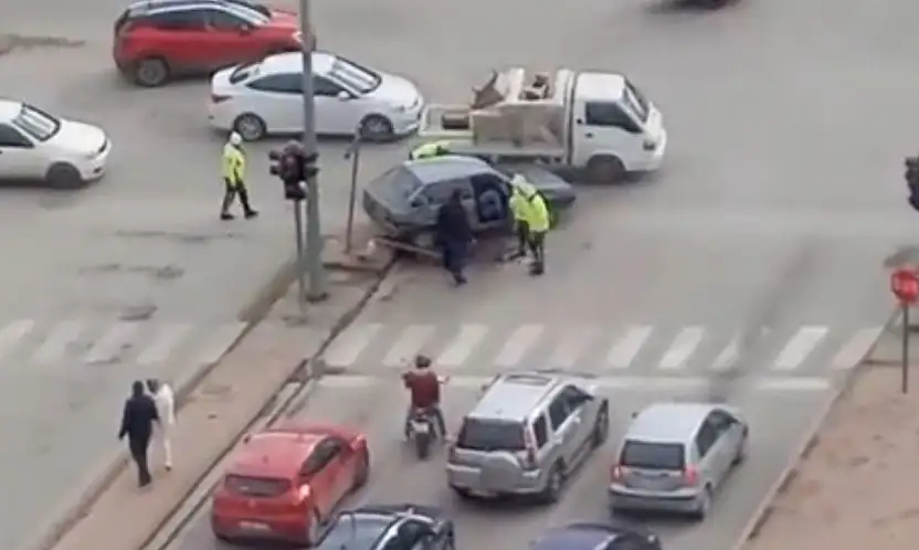 Konya'da korkutan kaza! Ticari araçla çarpışan otomobil devrildi
