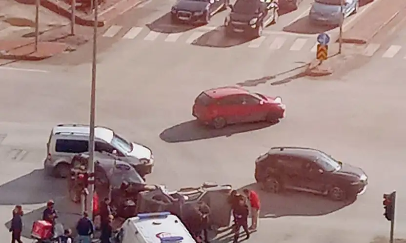 Konya'da korkutan kaza! Ticari araçla çarpışan otomobil devrildi