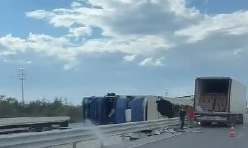Konya'da korkutan kaza: TIR bariyerlere çarparak devrildi