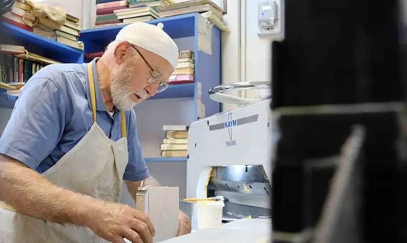Konya'da kutsal kitaplara adanan ömür: 57 yıllık mücellit Mahmut Usta
