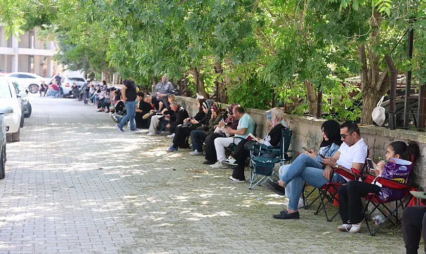 Konya'da öğrenciler sınavda, veliler kampta