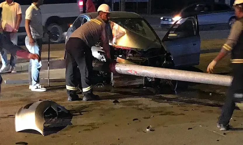Konya'da otomobil aydınlatma direğine çarptı, sürücü ölümden döndü!