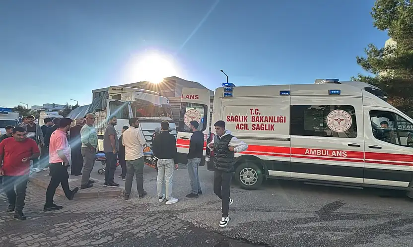 Konya'da otomobil ile 2 TIR çarpıştı: Sürücü araçta sıkıştı