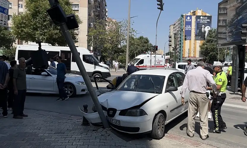 Konya'da otomobil ile kamyonet çarpıştı: 1'i çocuk 6 yaralı