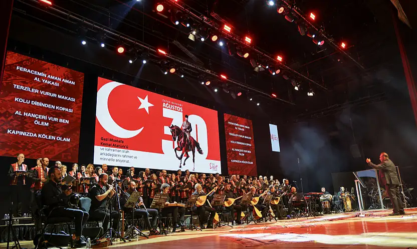 Konya'da oyun havaları gecesi! Müzikseverler doyasıya eğlendi