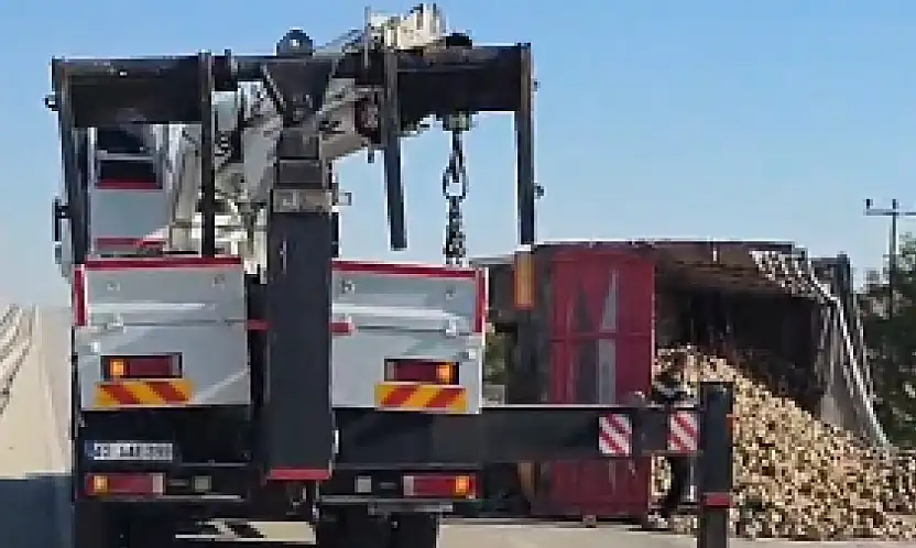 Konya'da pancar yüklü TIR devrildi: Sürücü ölümden döndü!