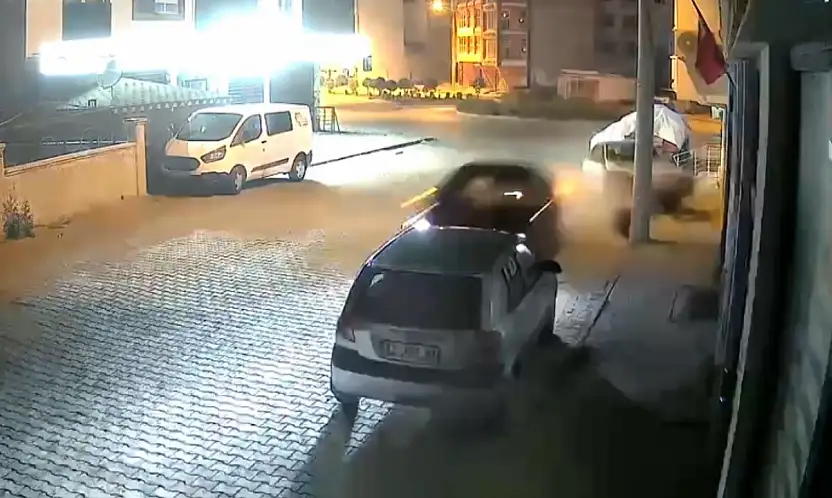Konya'da park halindeki araçları hurdaya çıkaran kaza