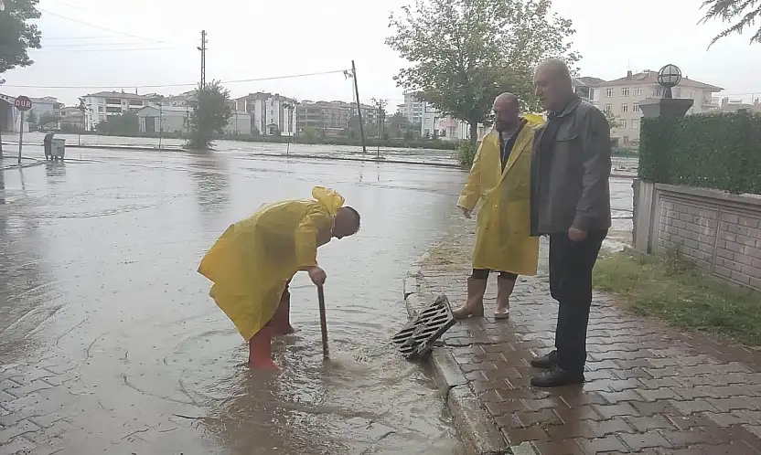Konya'da sağanak yağış sonrası yollar gölete döndü: Ekipler harekete geçti