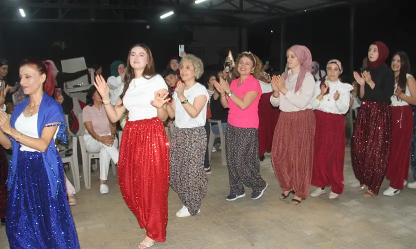 Konya'da şalvarlı kadınlar geceye damga vurdu