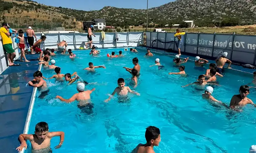 Konya'da serinleten hizmet: Çocuklar hem yüzmeyi öğreniyor hem eğleniyor