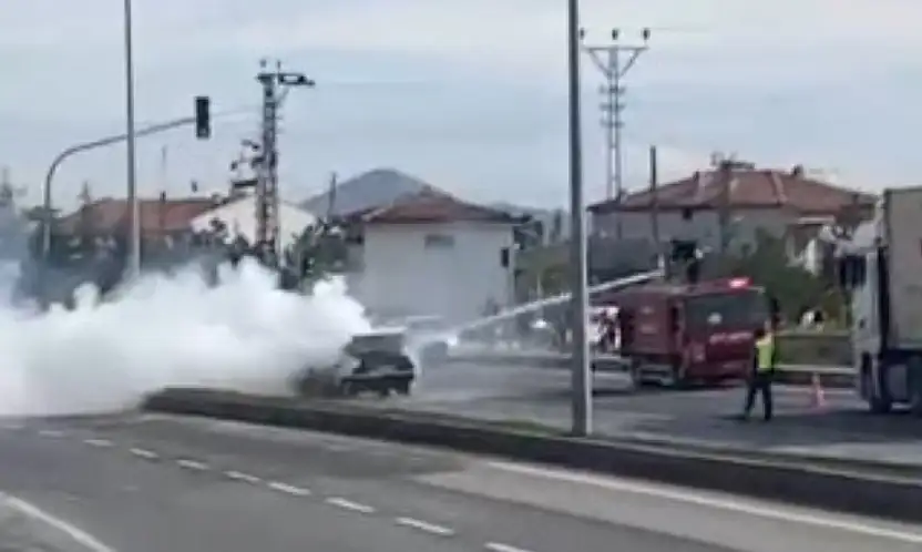 Konya'da seyir halindeki otomobil bir anda alev aldı