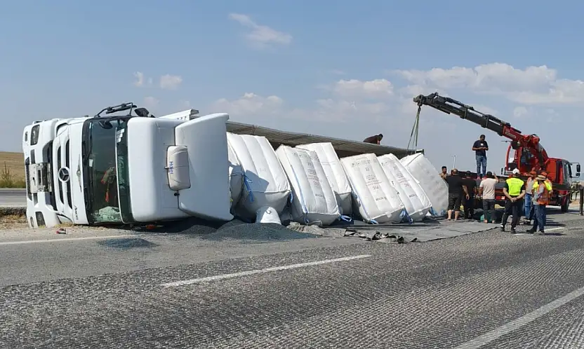 Konya'da yürekleri ağza getiren kaza! TIR refüje devrildi